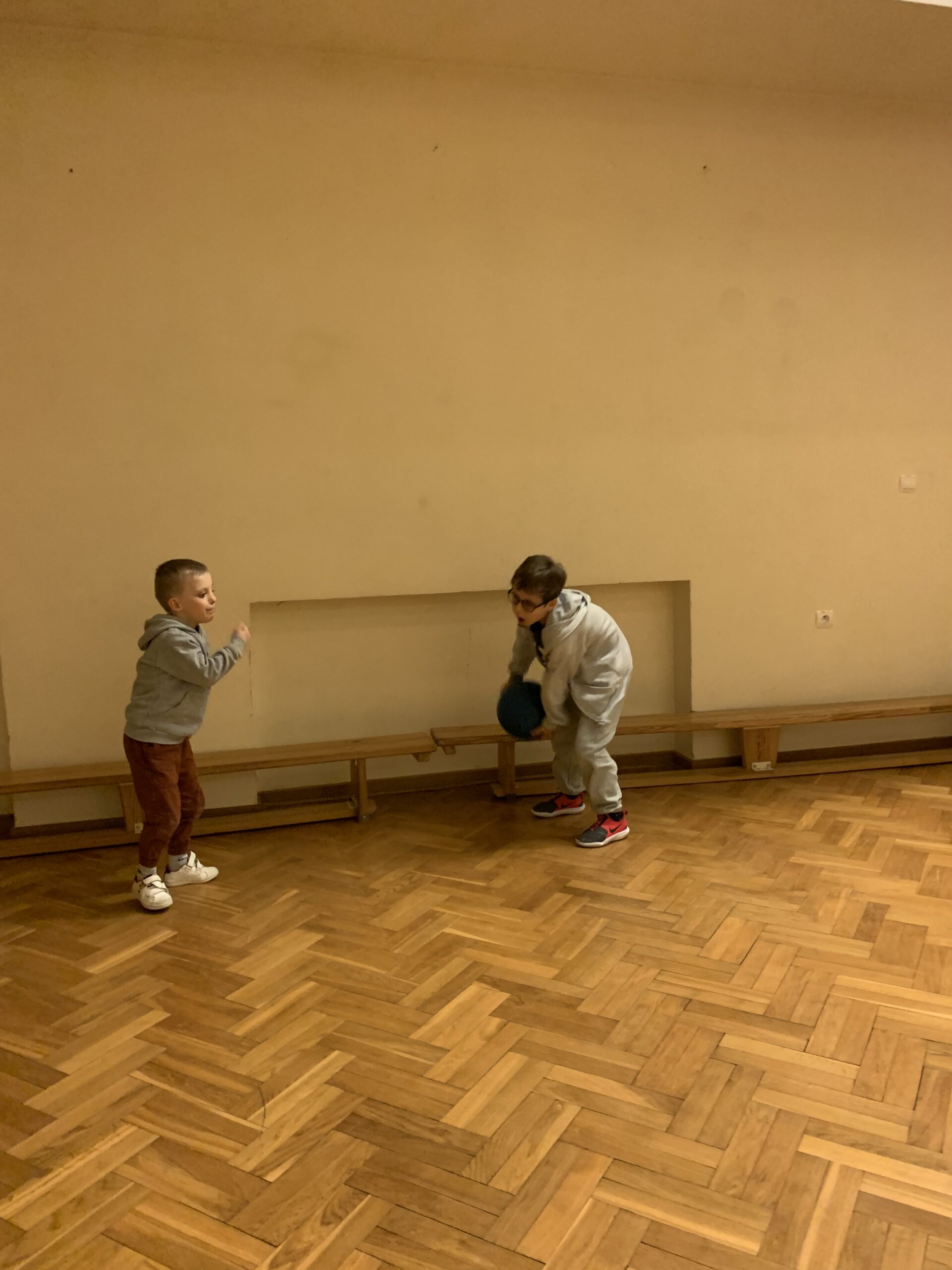 Wojtek i Kuba podczas gry w goalballa.