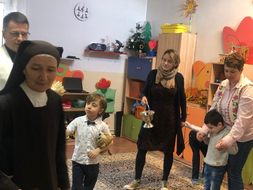 Panie z grupy Krasnali z siostrą i dziećmi w  sali