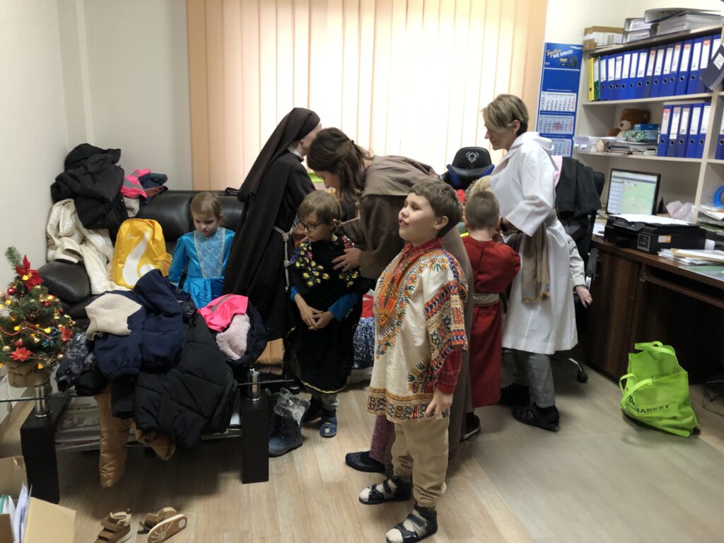 Dzieci i nauczyciele przygotowują się do przedstawienia.