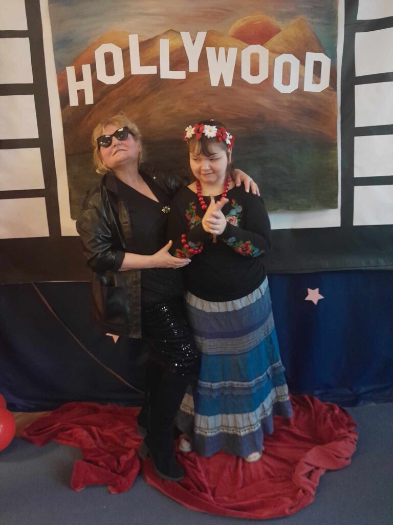 "Gwiazdy" na ściance z napisem HOLLYWOOD