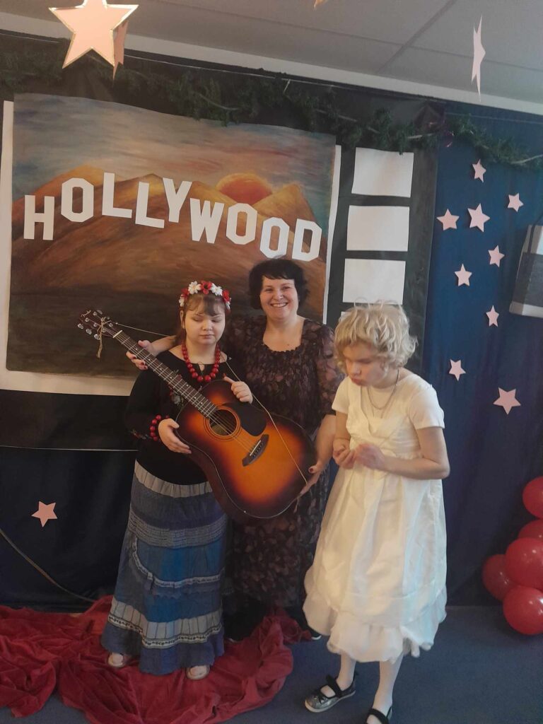 "Gwiazdy" na ściance z napisem HOLLYWOOD
