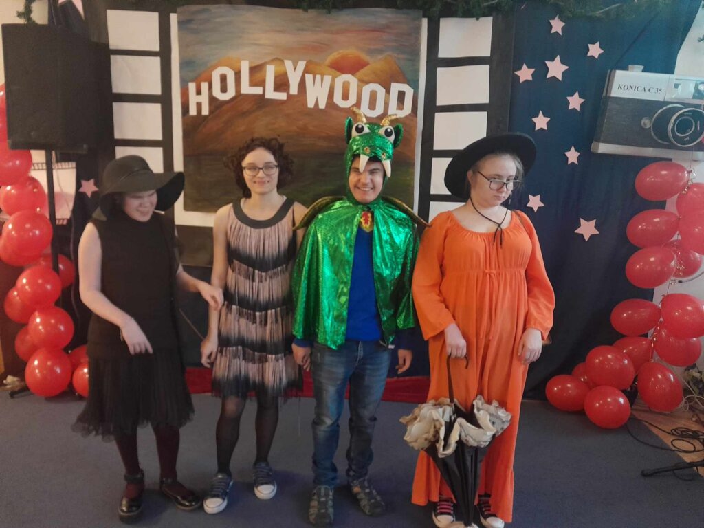 "Gwiazdy" na ściance z napisem HOLLYWOOD