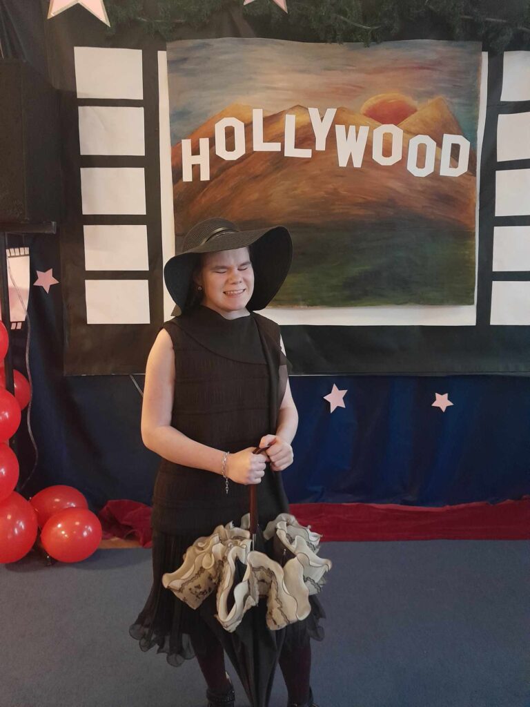 "Gwiazda" na ściance z napisem HOLLYWOOD