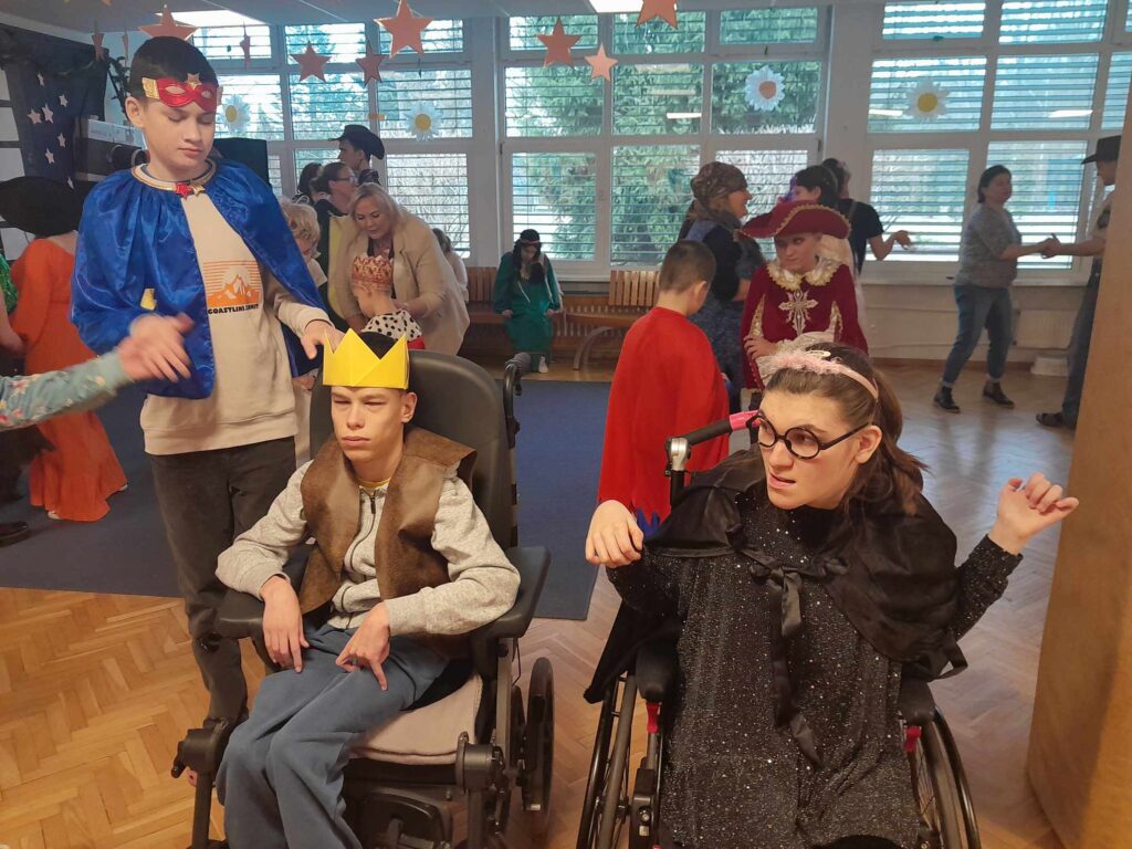"Gwiazdy" siedzi na krześle