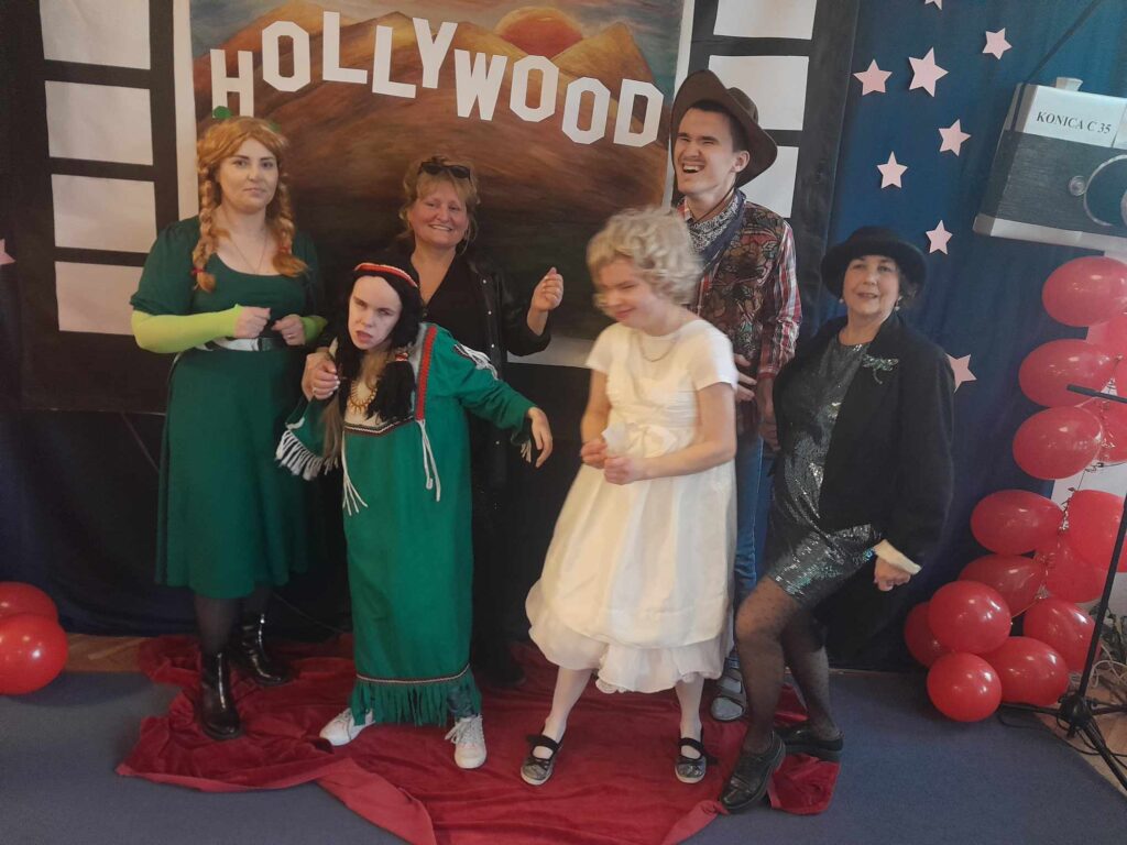 "Gwiazdy" na ściance z napisem HOLLYWOOD