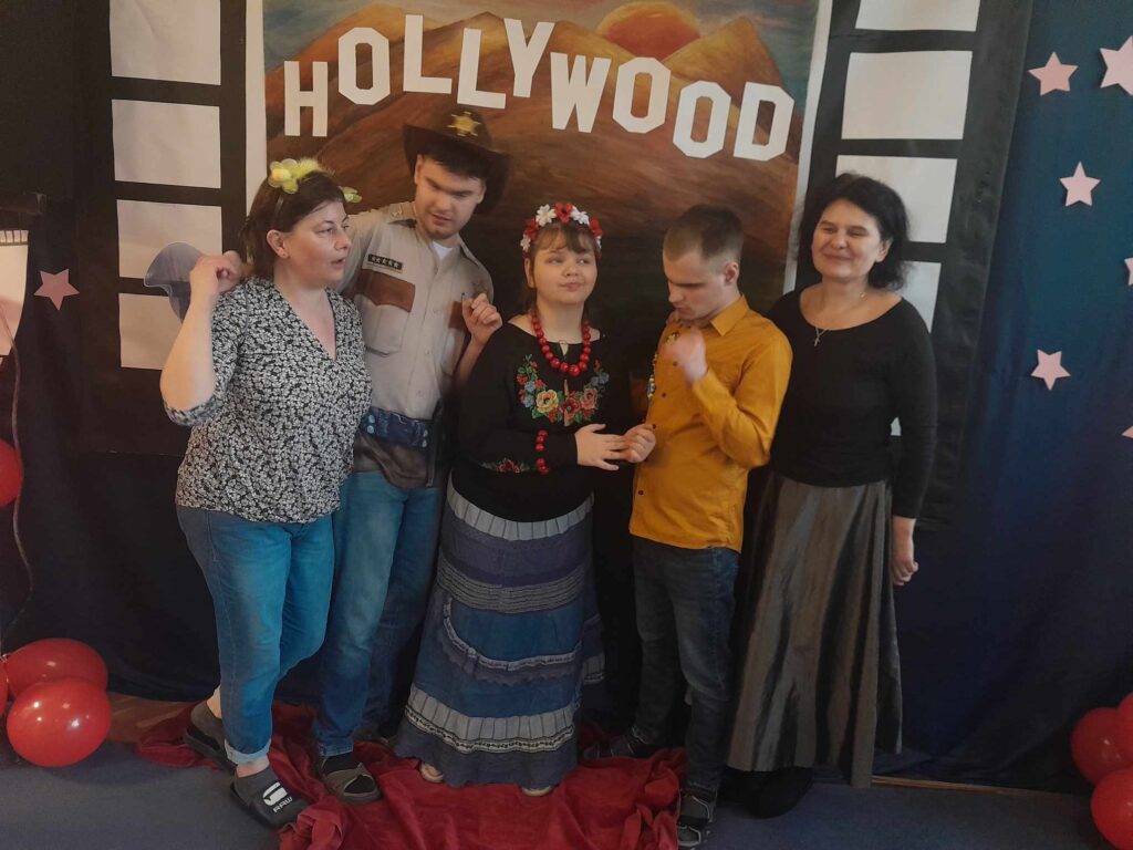 "Gwiazdy" na ściance z napisem HOLLYWOOD