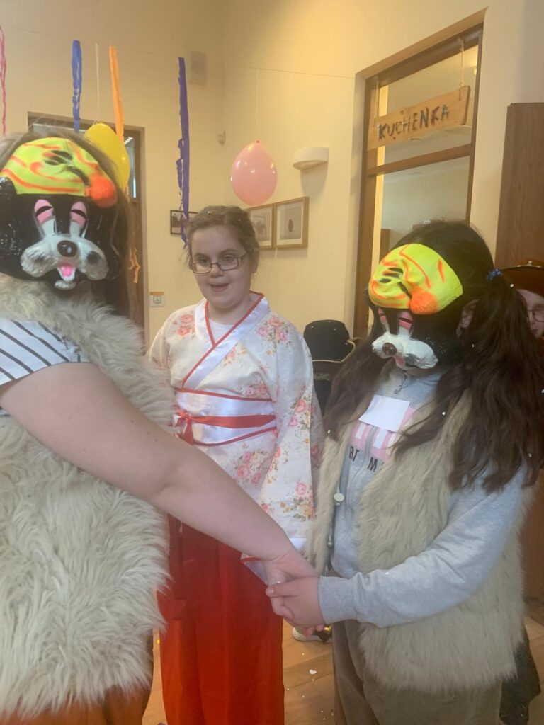 Trzy tańczące dziewczynki- jedna przebrana za Japonkę, a dwie za pieski