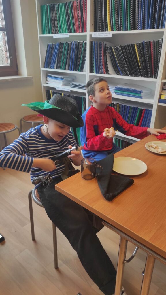 Chłopcy siedzący przy stole
