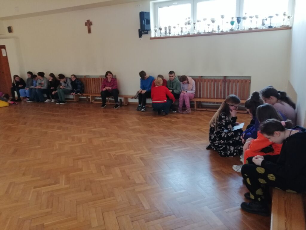 Każda klasa zapisuje na swojej kartce odpowiedzi na pytania do konkursu.
