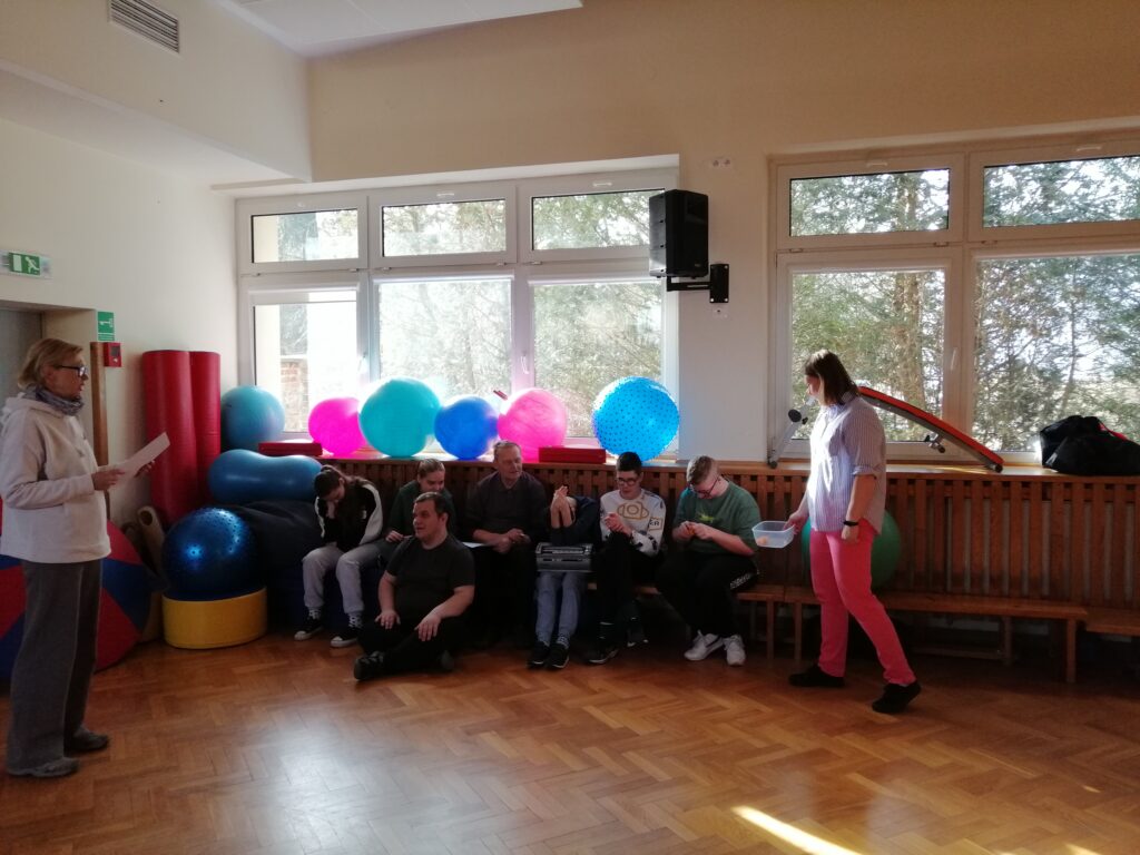 Klasa siódma losuje pytanie do konkursu. 
