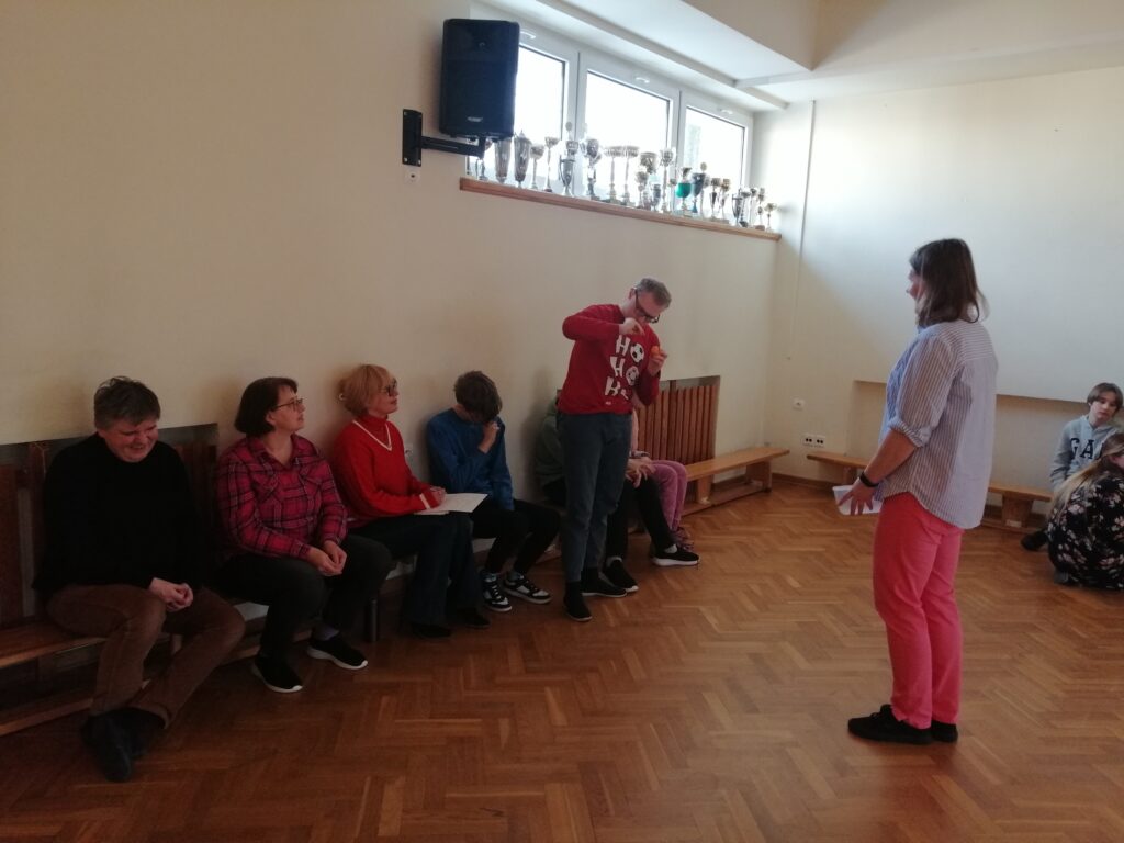 Klasa ósma losuje pytanie do konkursu. 