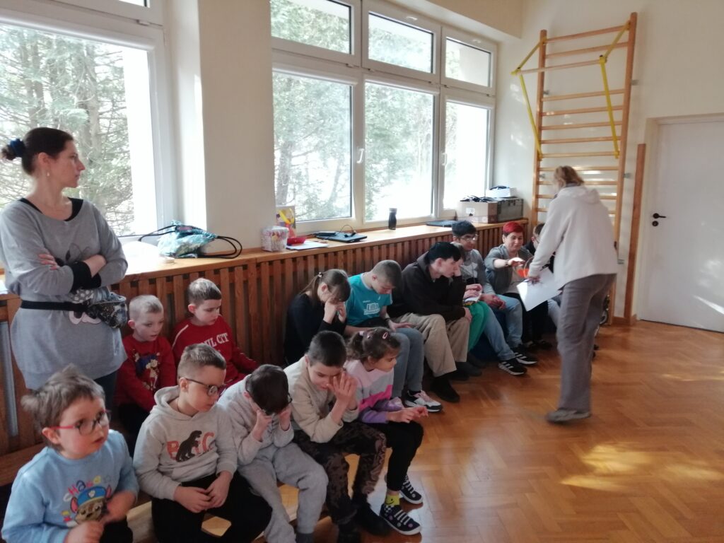 Siódma klasa otrzymuje walentynkę w kształcie serca koloru czerwonego. 