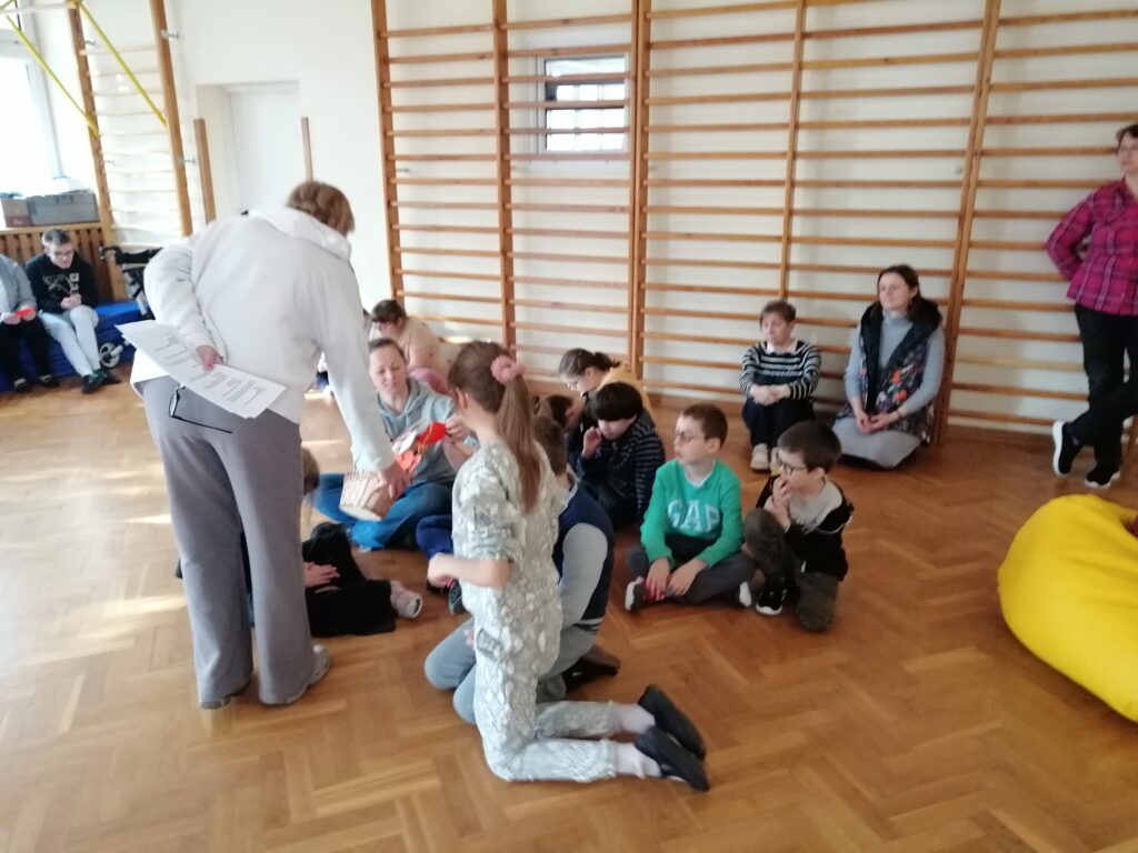 Trzecia  klasa otrzymuje walentynkę w kształcie serca koloru czerwonego. 