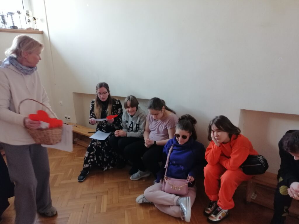 Piąta klasa otrzymuje walentynkę w kształcie serca koloru czerwonego. 