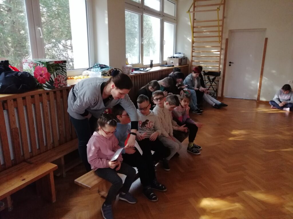 Pierwsza klasa otrzymuje walentynkę w kształcie serca koloru czerwonego. 