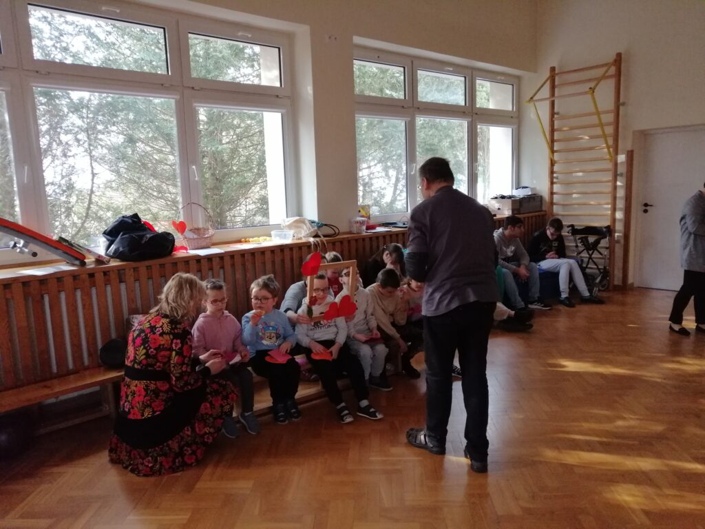 Chętnym uczniom są robione zdjęcia w walentynkowej ramce.