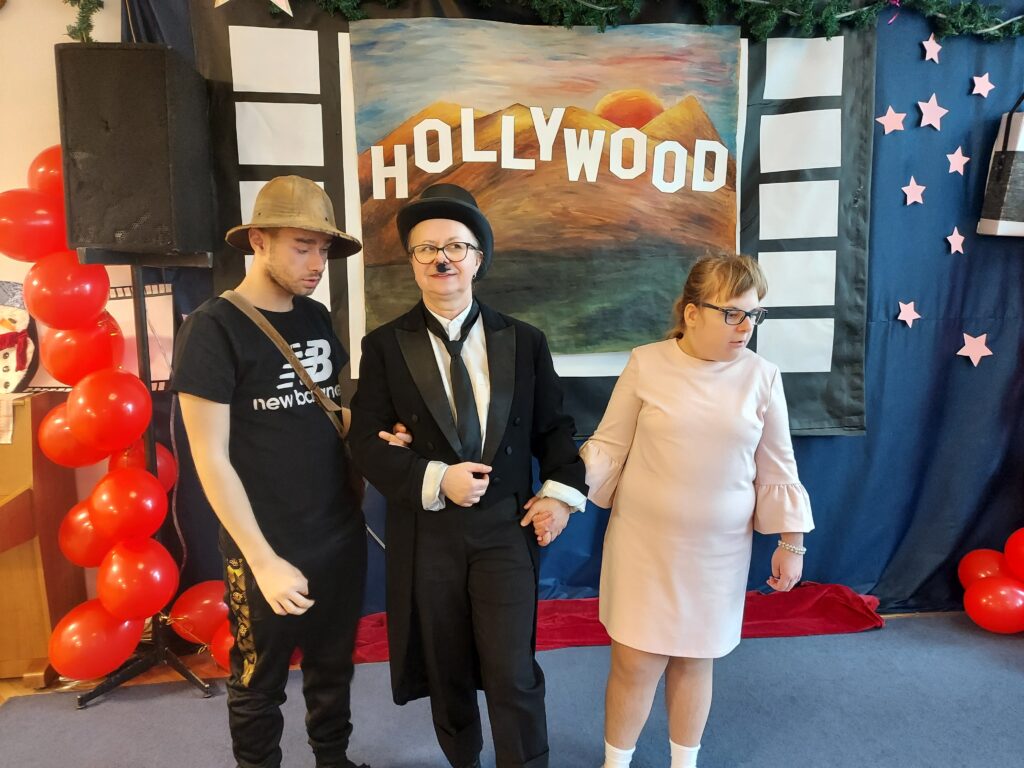 "Gwiazdy" na ściance z napisem HOLLYWOOD