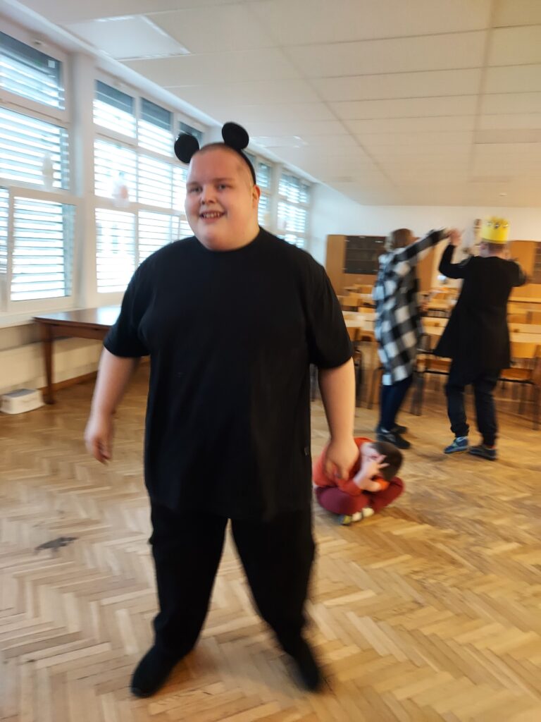 Uczeń w stroju Myszki Miki