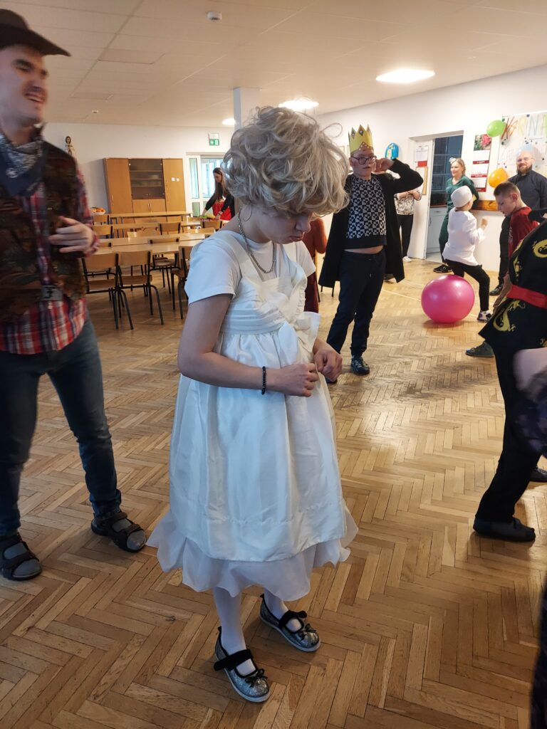 Uczennica przebrana za Marilyn Monroe