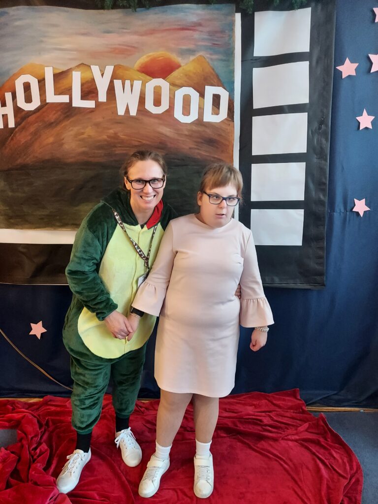 "Gwiazdy" na ściance z napisem HOLLYWOOD