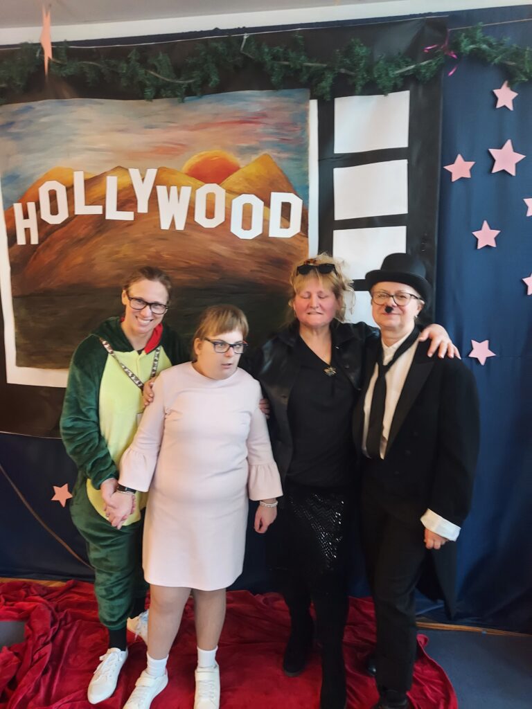 "Gwiazdy" na ściance z napisem HOLLYWOOD