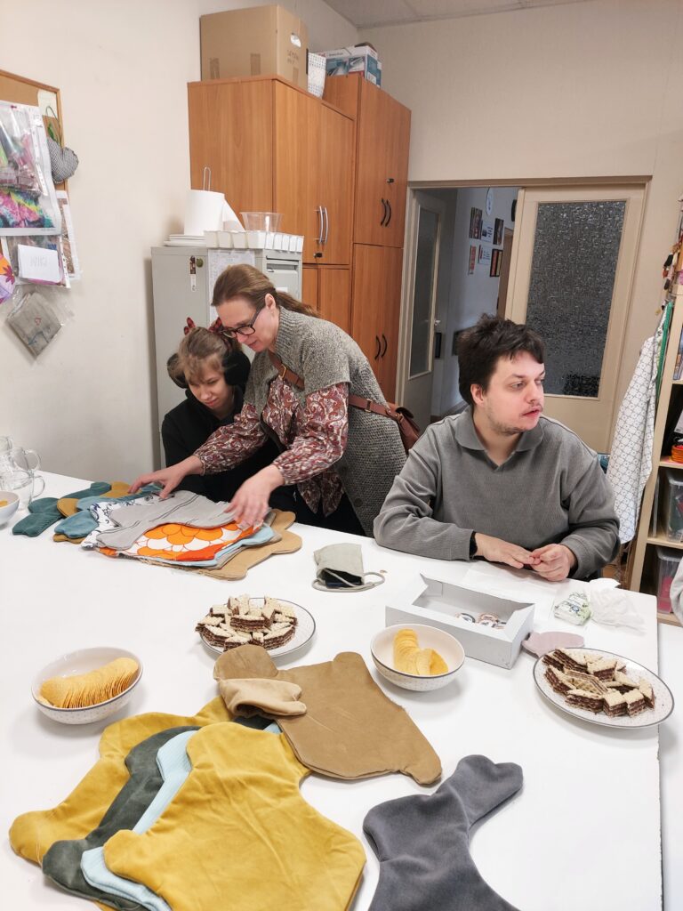 Uczniowie oglądają formy poduszki - zająca