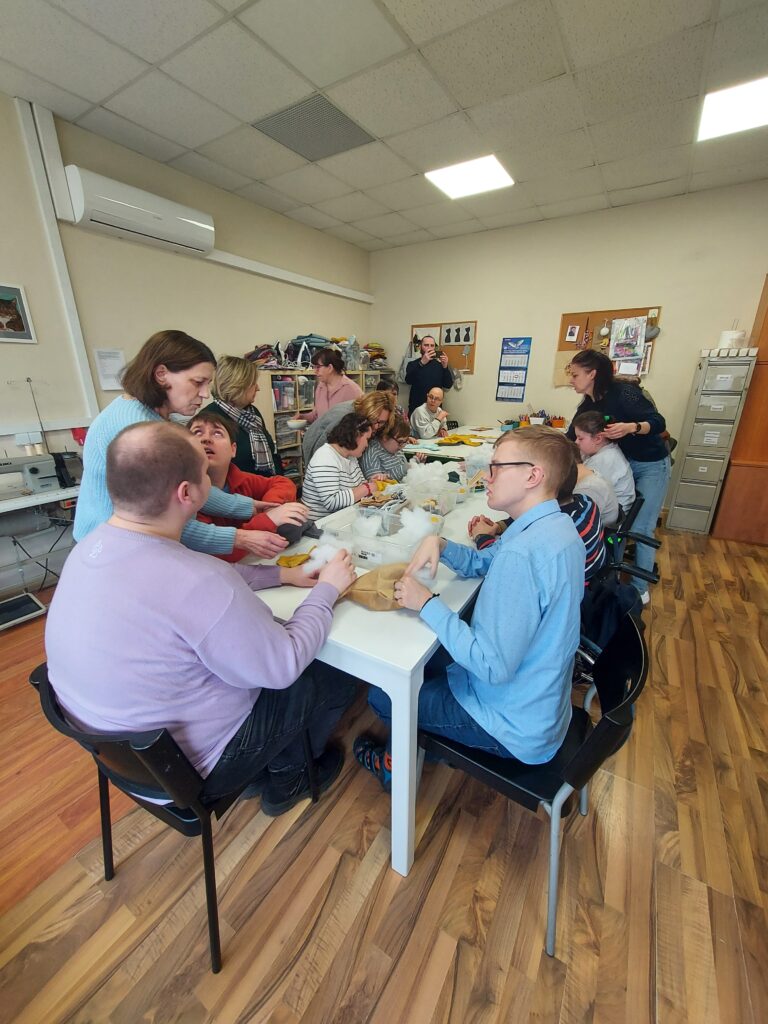 Uczniowie uzupełniają watoliną poduszki - zające