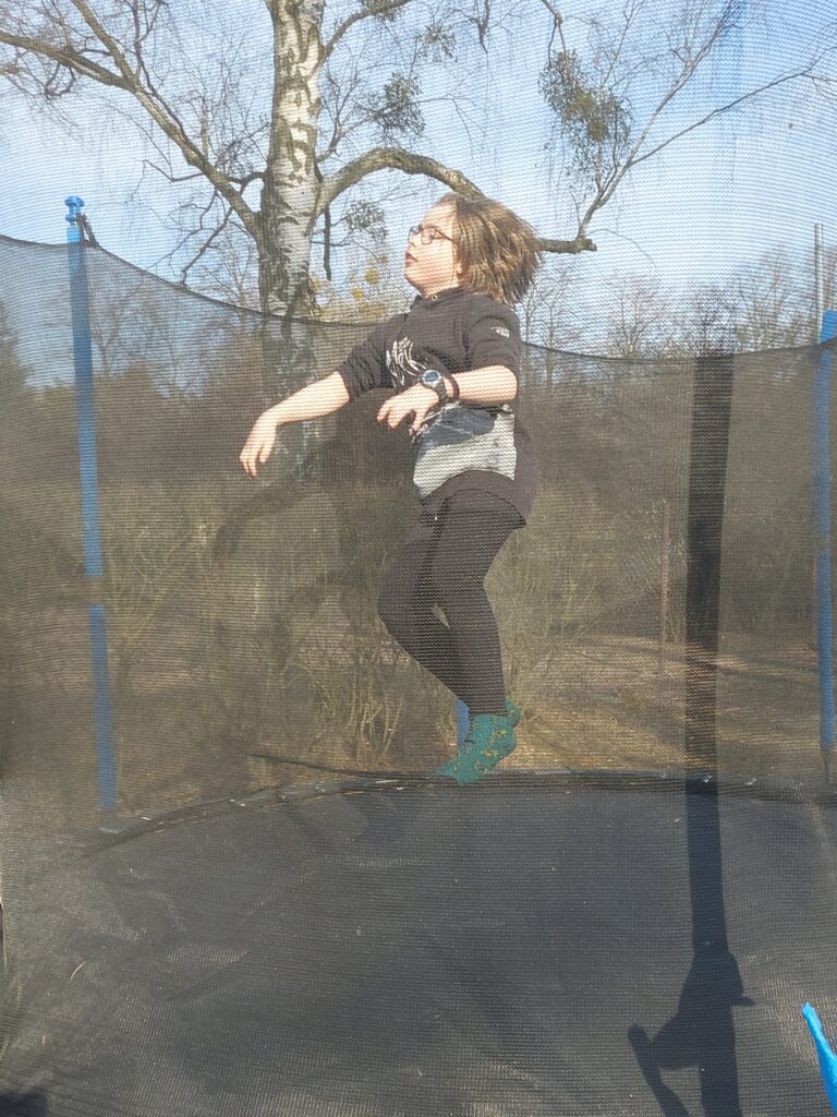 Bartek skacze na trampolinie