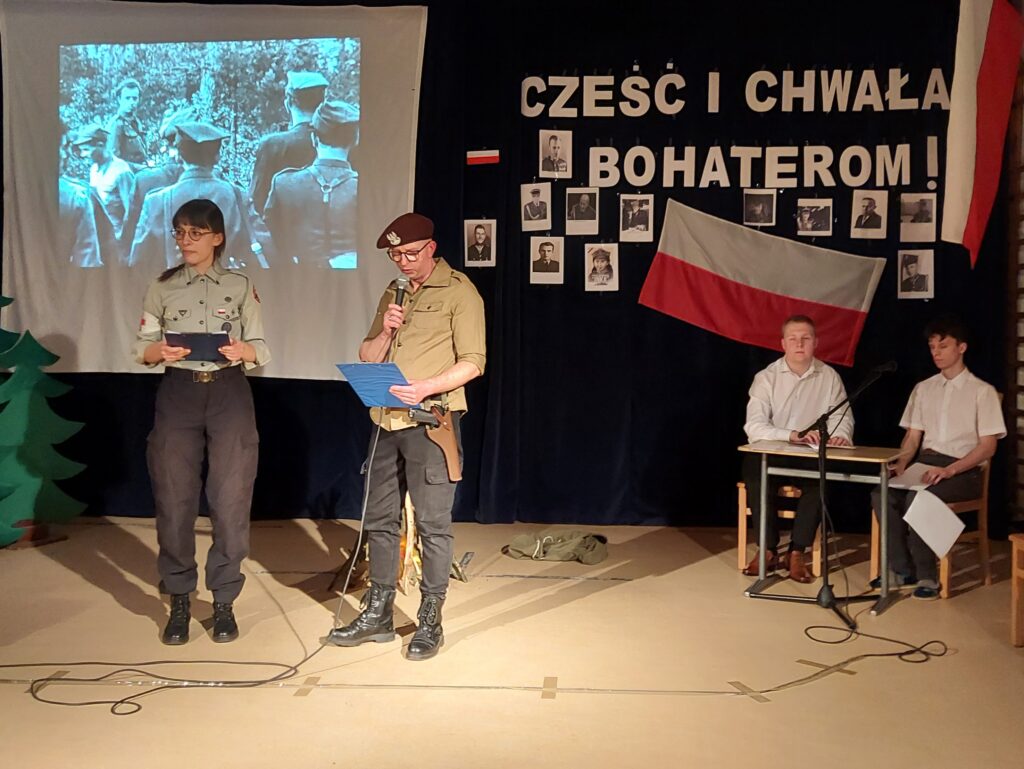 Wychowawcy i chłopcy na scenie