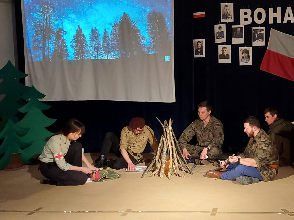 Wychowawcy na scenie przebrani za żołnierzy