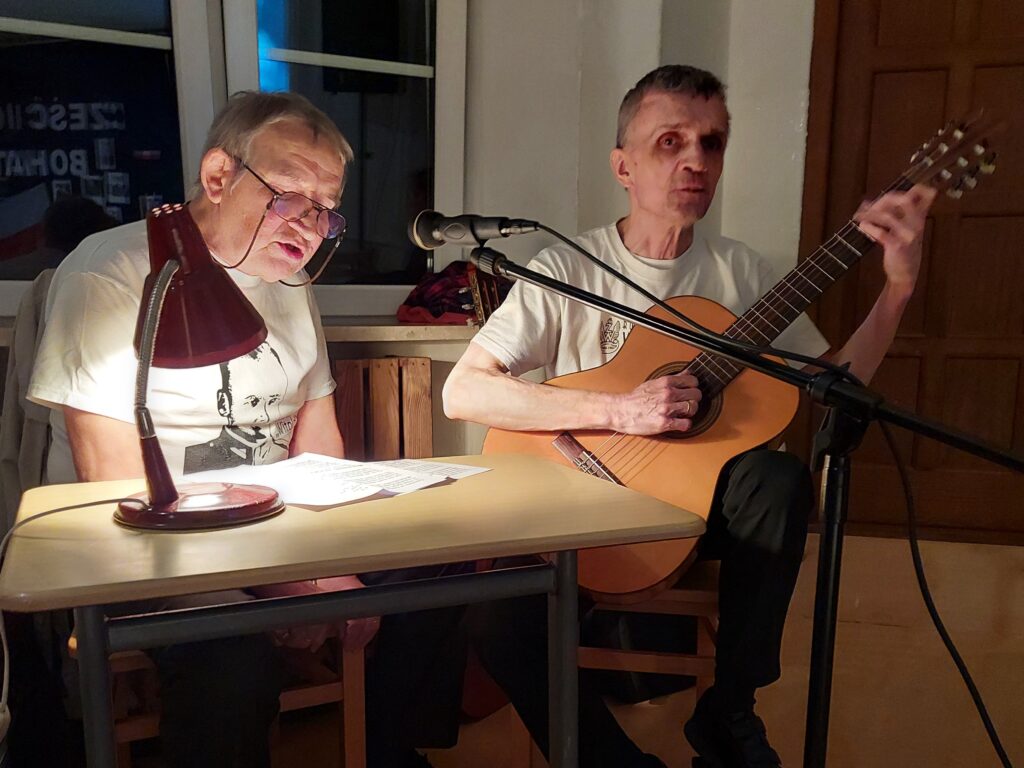 Pan Zbyszek i pan Bronek grają i śpiewają