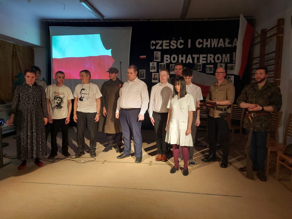 Wszyscy występujący zebrani na scenie