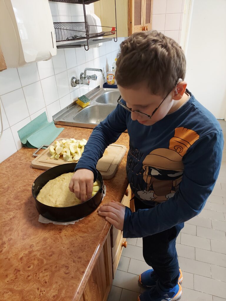 Bartek układa jabłka na cieście