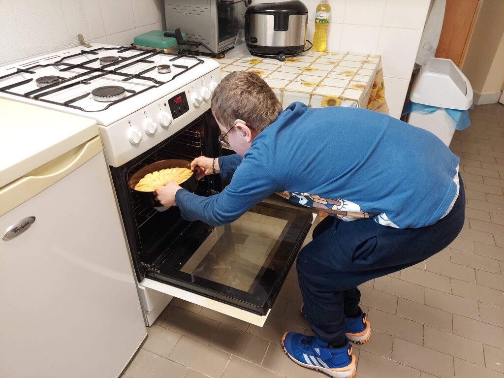 Bartek wkłada ciasto do pieca