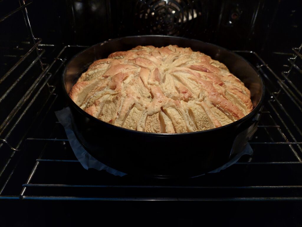 Ciasto piecze się w piecu