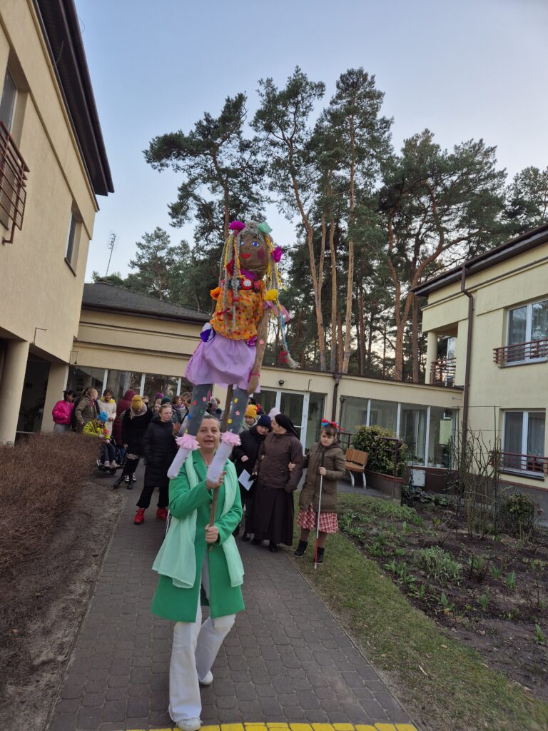 Pani Aneta idzie z Marzanną a pozostali uczestnicy za nią wyruszają