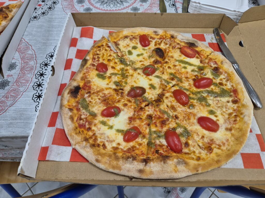 Duża pizza Caprese z pomidorkami, pesto
