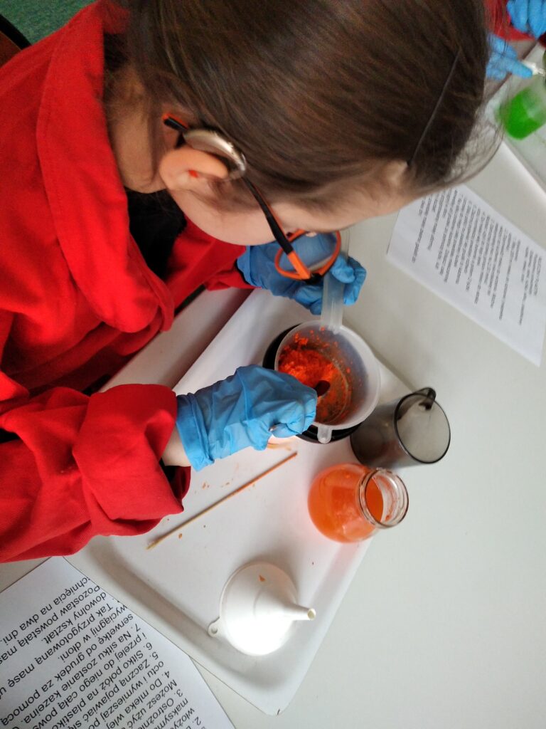 W części fizyczno- chemicznej uczniowie młodszych klas mieli za zadanie stworzyć plastik z mleka zwany galalitem. 