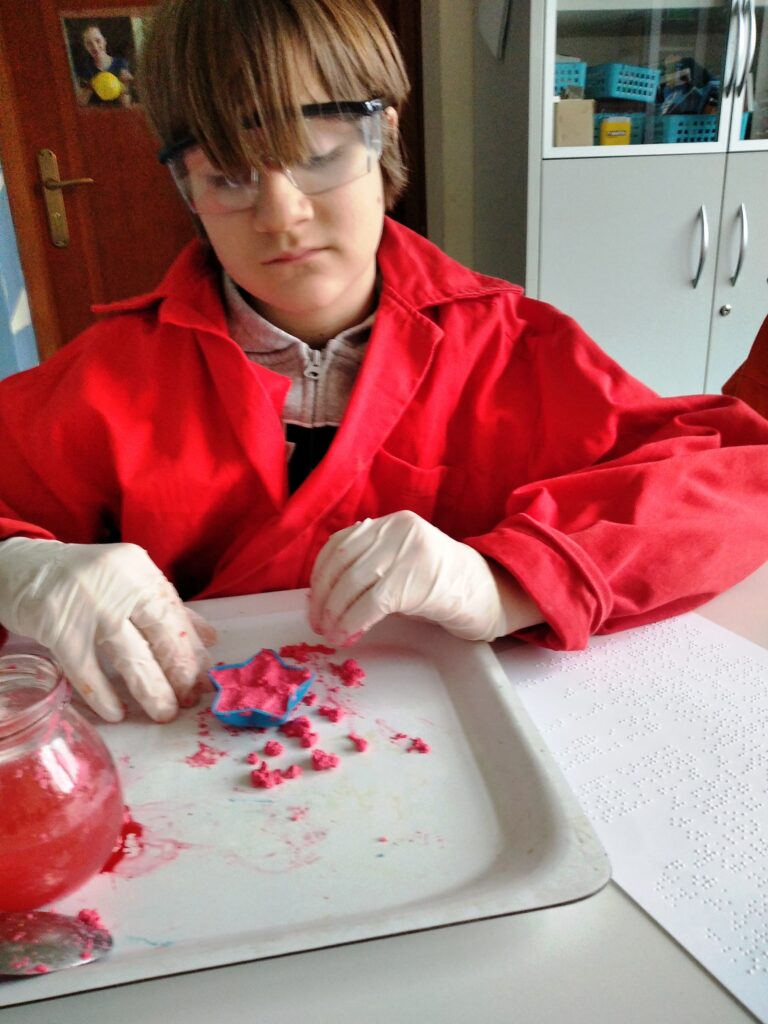 W części fizyczno- chemicznej uczniowie młodszych klas mieli za zadanie stworzyć plastik z mleka zwany galalitem. 