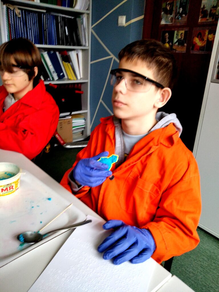 W części fizyczno- chemicznej uczniowie młodszych klas mieli za zadanie stworzyć plastik z mleka zwany galalitem. 