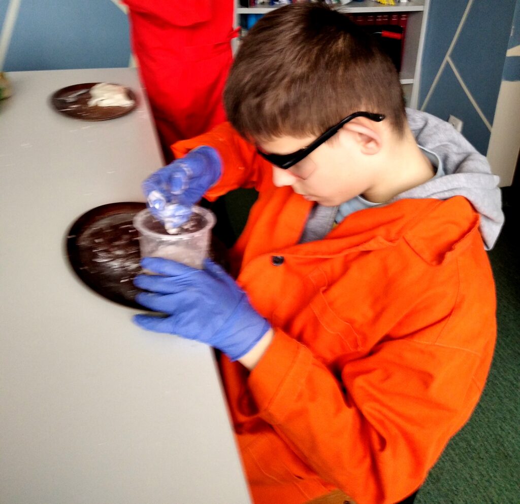 W części fizyczno- chemicznej uczniowie młodszych klas mieli za zadanie stworzyć plastik z mleka zwany galalitem. 