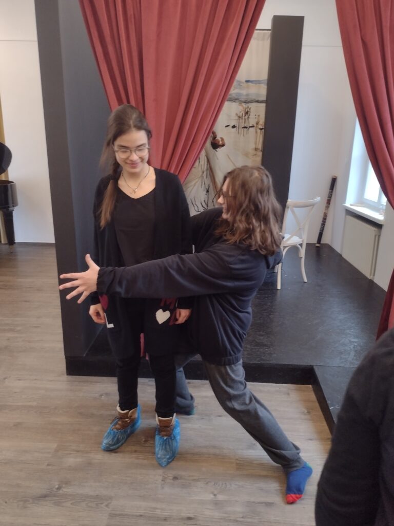 Dwie uczennice ćwiczą scenę do miniatury dramatycznej.