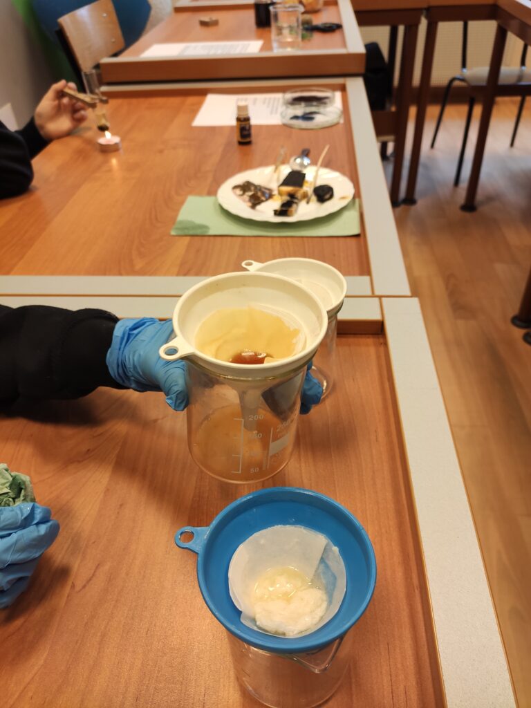 Reszta grupy w tym czasie sprawdzała jak alkohol, domestos, coca-coli wpływa na strukturę białka.