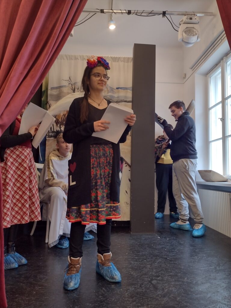 Dwie uczennice ćwiczą scenę do miniatury dramatycznej.