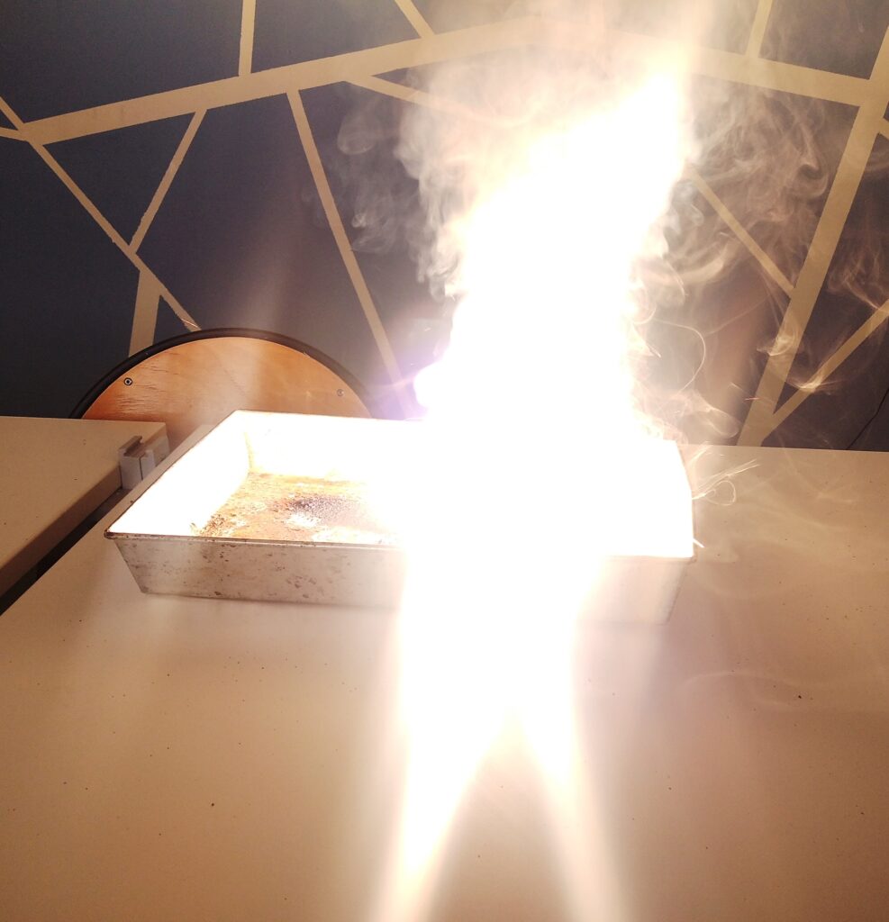 Eksplozja w naczyniu na stole.