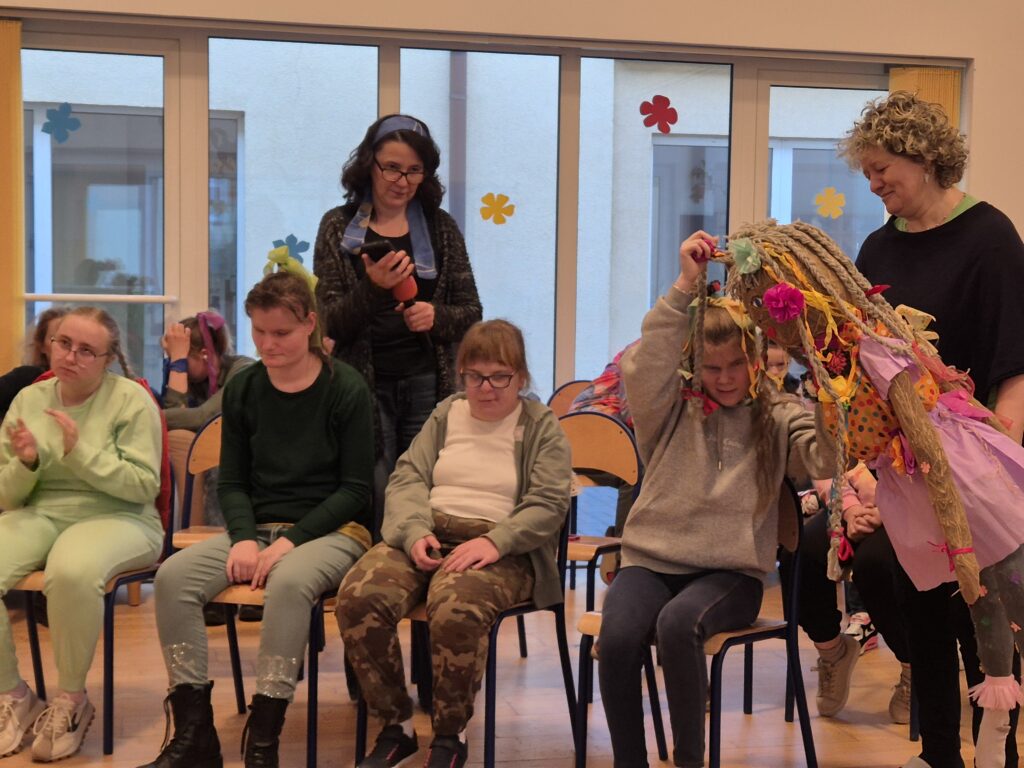 Grupa VIII wraz z wychowawczyniami śpiewają piosenkę