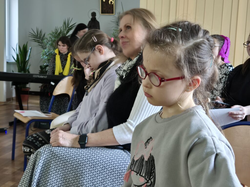 Na świetlicy pani Małgosia z dziewczynkami z grupy I