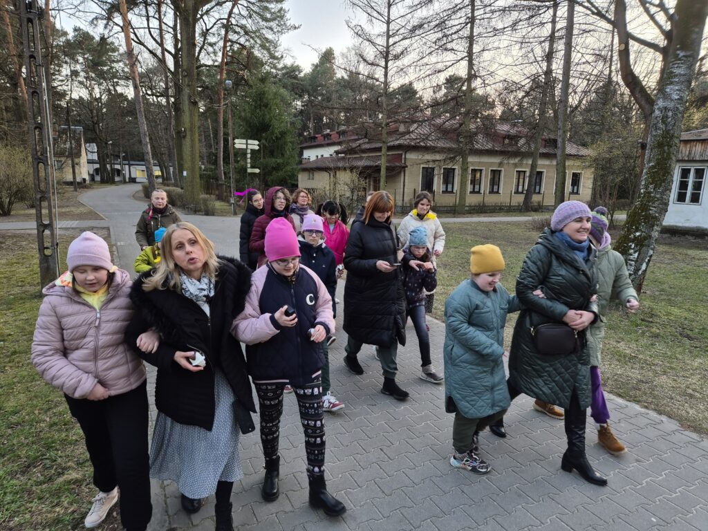 Wychowawczynie grup I, IV maszerują ścieżkami ośrodka