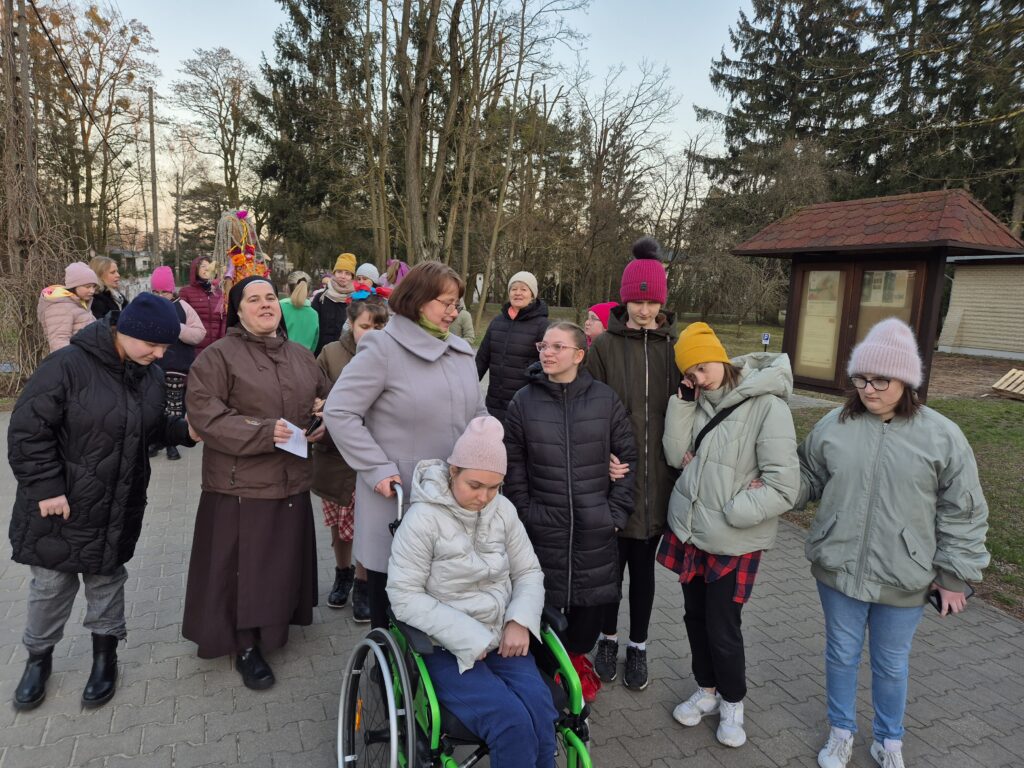 Siostra Marta, Pani Iza w otoczeniu dziewcząt podczas ośrodkowego spaceru