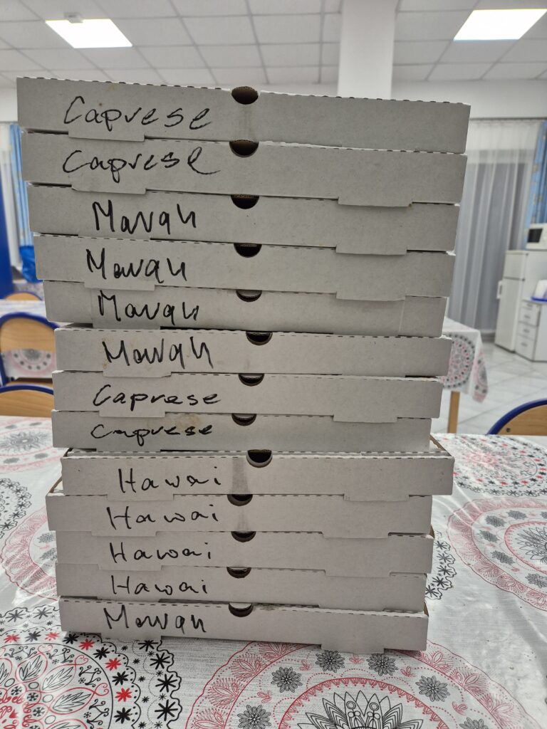 13 pizz w kartonach caprese, hawajska, margherita